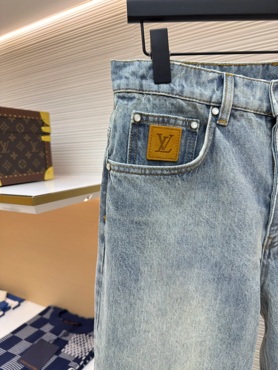 LOUIS VUITTON patch letter jeans ●Authentic product: 10800 purchase and development ●Item number: 1680027-B00 ●Fabric: denim fabric ●Technology: washed production ●Version: fitted version ●Weight: about 870 grams ●Size: 30-32-34-36 ●Description: Letters gold gold thread embroidered denim Brand presbyopia logo iconic pattern It has a strong street American style and is very chic. The whole piece is still the same loose version as always, which hides the flesh. The regular denim lapel design gives people a smart and generous look. Customized logo buttons and leather labels come with a full set of accessories. It is cool, stylish and fairy-like. It is also an absolute C-position piece and is highly recommended!  Very heavy work, exquisite details, special washing process, multiple washings can show the same perfect washing color effect as the original. The overall wiring is straight and delicate, the fabric is comfortable and soft, and the color is consistent without color difference. It can be matched with the same style to create a fashionable look and control various occasions. Customized accessories, complete with three standards, same style for men and women!